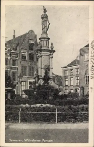 Ak Deventer Overijssel Niederlande, Wilhelmina Fontein,  Monument, Gebäude im Hintergrund