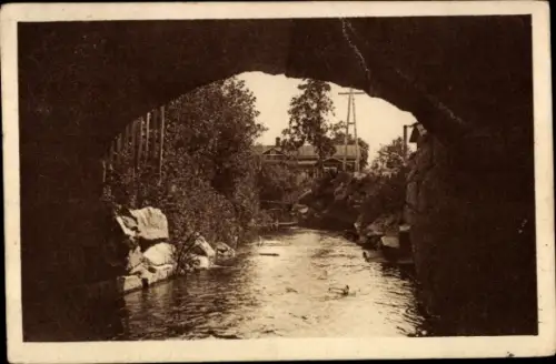 Ak Loviisa Lovisa Finnland, Brücke über einen Fluss, Bäume, Gebäude im Hintergrund