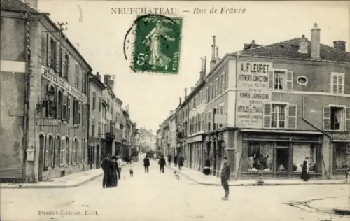 Ak Neufchâteau Lothringen Vosges, Straße mit Menschen, Geschäfte, Poststempel,  Rue de France
