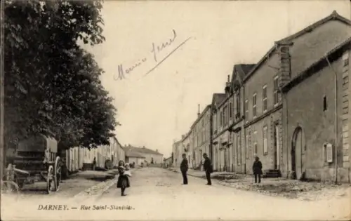 Ak Darney Vosges, Straße Rue Saint-Stanislas, Menschen auf der Straße, Pferd und Wagen