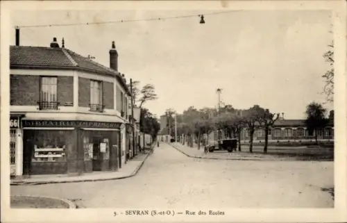 Ak Sevran Seine Saint Denis, Rue des Ecoles, Librairie imprimerie, voiture garée