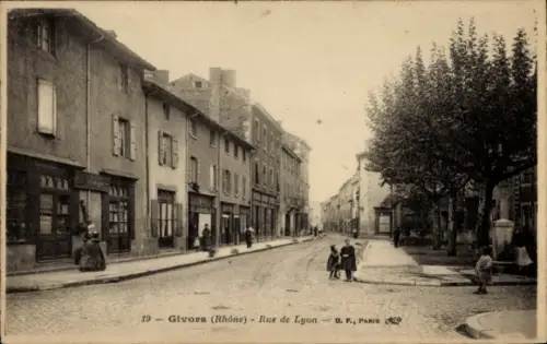 Ak Givors Rhône, Straße mit Häusern, Kinder auf der Straße, Bäume,  