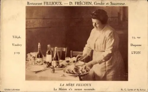 Ak Lyon Rhône, Restaurant Filloux, Frau beim Servieren, Weine und Speisen auf dem Tisch