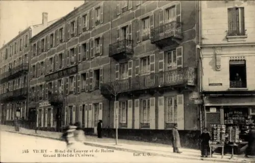 Ak Vichy Allier, Hôtel du Louvre et de Reims, Grand Hôtel de l'Univers, Straßenansicht