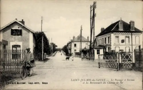 Ak Saint Julien du Sault Yonne, Le Passage à Niveau, Restaurants du Chemin de Fer, Radfahrer