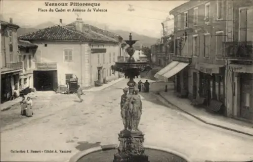 Ak Vernoux Ardèche, Brunnen mit Statue, Straße, Geschäfte,  