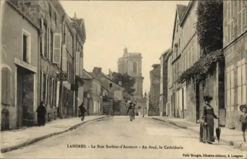 Ak Langres Haute Marne, Straße mit Häusern, Kathedrale im Hintergrund, Schwarz-Weiß-Foto