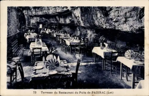 Ak Padirac Lot, Terrasse des Restaurants, Tische und Stühle, Felsen, dekorierte Tische