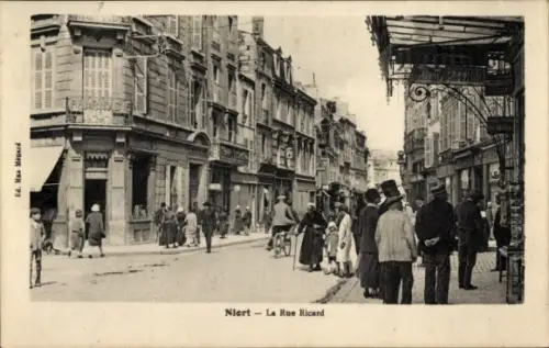 Ak Niort Deux Sèvres, Straße mit Menschen, Fahrrädern, Geschäften,  Architektur