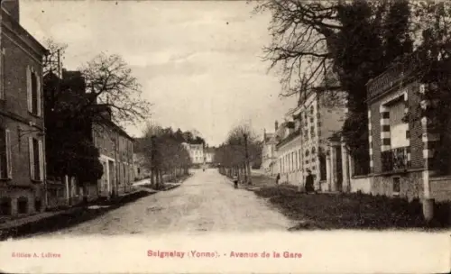 Ak Seignelay Yonne, Avenue de la Gare, Straßenansicht, Bäume, Häuser
