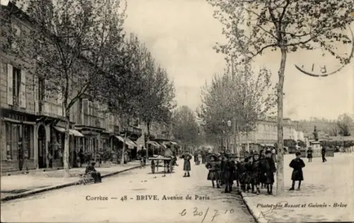 Ak Brive la Gaillarde Corrèze, Avenue de Paris, Kinder auf der Straße, Bäume,  