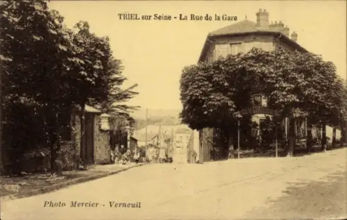 Ak Triel sur Seine Yvelines, La Rue de la Gare, Foto Mercier, Bäume, Straße