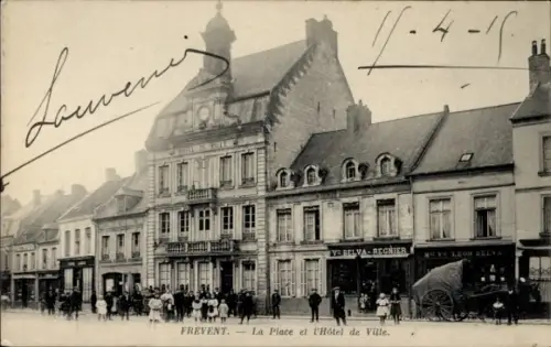 Ak Frevent Pas de Calais, La Place et l'Hôtel de Ville, Menschenmenge, Geschäfte, Pferdewagen