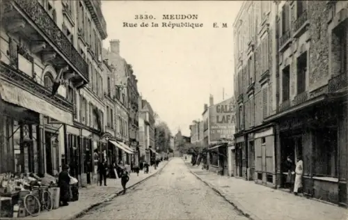 Ak Meudon Hauts de Seine, Straße in  Rue de la République, Geschäfte, Menschen