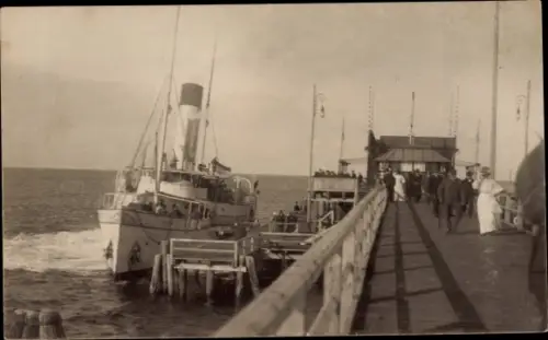 Foto Ak Ostseebad Binz auf Rügen, Seebrücke, Dampfschiff
