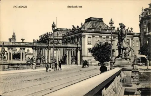 Ak Potsdam Sanssouci, Stadtschloss, historische Architektur, Statuen, Passanten