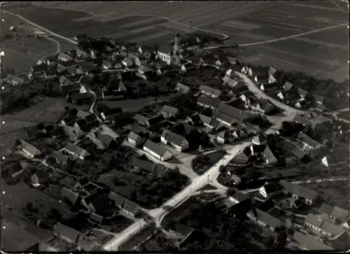 Ak Villingen Hungen in Hessen,  ein Dorf mit Kirche, Straßen und Häusern.