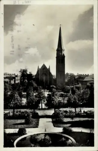 Ak Vítkovice Witkowitz Ostrava Ostrau Region Mährisch Schlesien, Kirche mit Turm, Parklandscha...