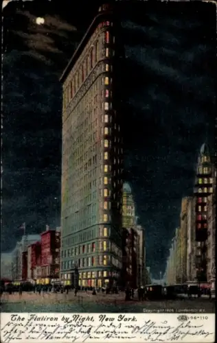 Ak Manhattan New York City USA, Flatiron Gebäude bei Nacht, beleuchtet, Stadtansicht