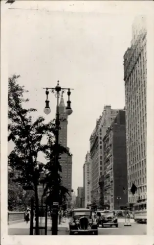 Ak New York City USA, Historische Stadtansicht, Hochhäuser, Straßenlaterne, Oldtimer, New York