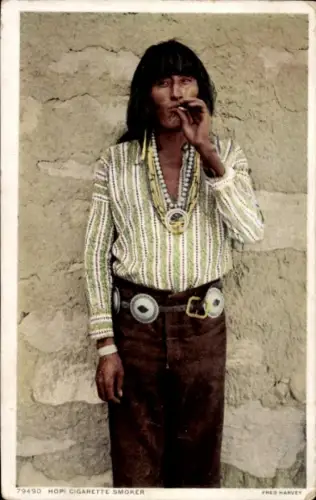 Ak Flagstaff Arizona USA, Hopi-Zigarette rauchender Mann, traditionelle Kleidung, Wüstenlandsc...