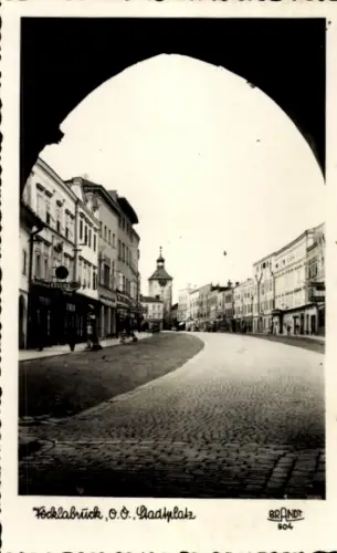 Foto Ak Vöcklabruck in Oberösterreich, Stadtplatz, Zapfsäule, Geschäft Derflinger