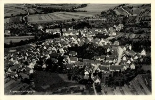 Ak Riederich bei Reutlingen, Luftaufnahme eines Dorfes, viele Dächer, ländliche Umgebung, landsch