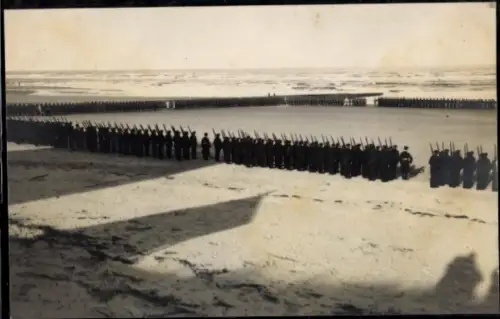 Foto Ak Wangerooge, Parademarsch der Garnison zum Geburtstag des Großherzogs