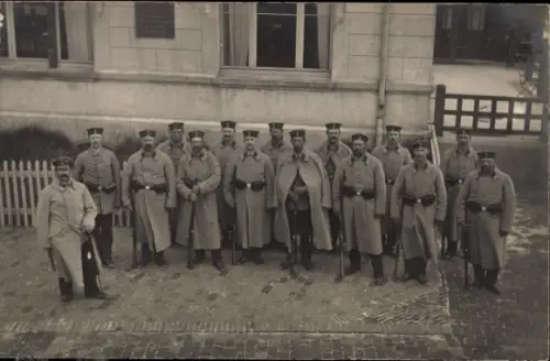 Foto Ak Nordseebad Wangerooge in Ostfriesland, Männer der Inselwache vor dem Hotel Monopol