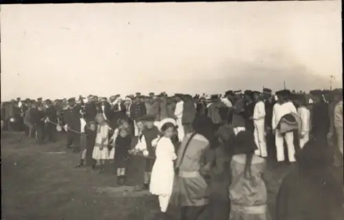 Foto Ak Wangerooge, Sportfest im Ostgroden, Tauziehen, Marineoffiziere gegen Insulanerkinder