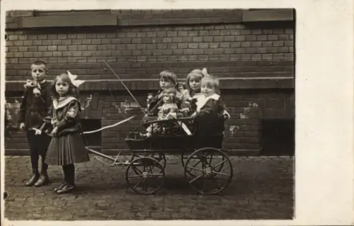 Foto Ak Kindergruppe mit einem Handwagen, Puppen