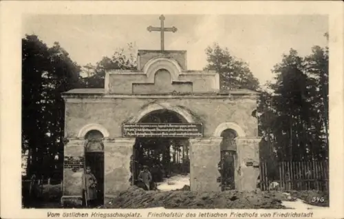 Ak Jaunjelgava Friedrichstadt Lettland, östlicher Kriegsschauplatz 1. WK, lettischer Friedhof, Tor