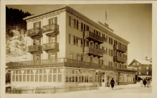 Foto Ak Klosters Platz Kt. Graubünden Schweiz, Hotel Weisskreuz, Winter