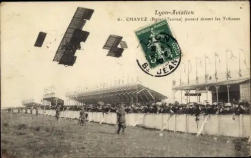 Ak Lyon-Aviation, Chavez passiert vor den Tribünen, Farman-Doppeldecker