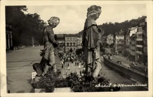Foto Ak Karlovy Vary Karlsbad Stadt, Mühlbrunnkolonnade, Plastiken, Passanten