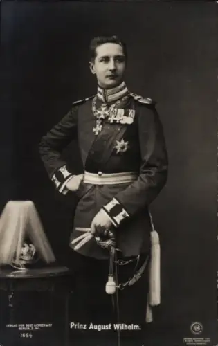 Ak August Wilhelm Prinz von Preußen, Standportrait in Uniform, Liersch 1664, NPG