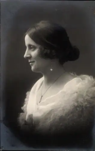 Foto Ak Frau-Porträt, Frisur, Ohrring