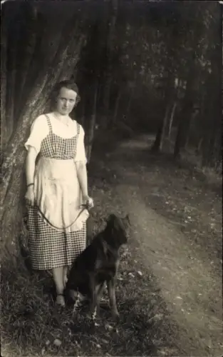 Foto Ak Frau mit Hund, Spaziergang, Mode, Schürze