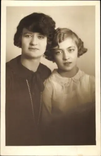 Foto Ak Frau mit Kind, Porträt, Frisur