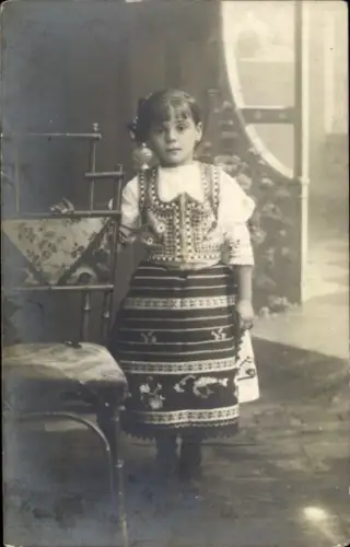 Foto Ak Mädchen in Tracht, Porträt