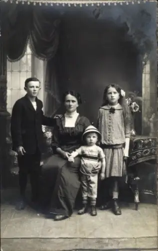 Foto Ak Menschengruppe, Familienbild, Kinder, Eltern