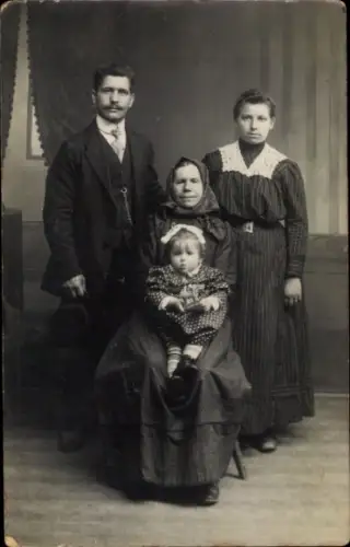Foto Ak Menschengruppe, Familienbild, Eltern, Mode, Kleider