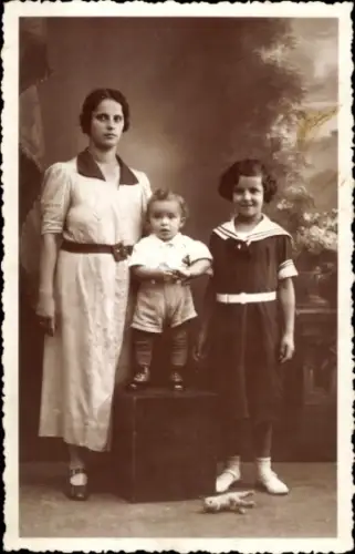 Foto Ak Frau mit Kindern, Porträt, Mode