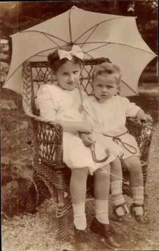 Foto Ak Kinder, Geschwister, Sonnenschirm