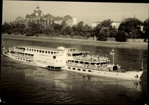 Ak Fahrgastschiff MS Friedrich Engels auf der Elbe, Dresden