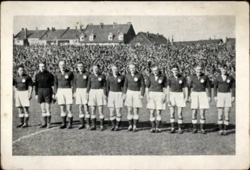 Foto Ak Fußballmannschaft, Gruppenbild auf dem Spielfeld, Zuschauer