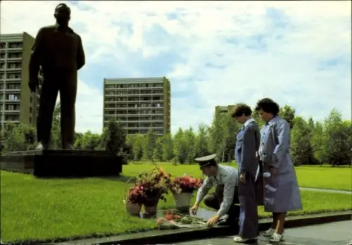 Ak Kosmosflug UdSSR DDR, Sigmund Jähn mit Frau und Tochter, Gagarin Denkmal Swjosdny Gorodok
