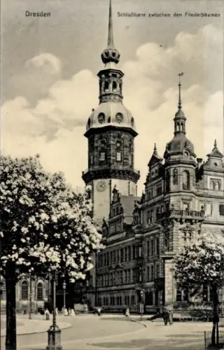 Ak Dresden Altstadt, Schloßturm zwischen Fliederbäumen,  Architektur, keine Personen