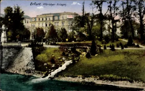 Ak Erfurt in Thüringen,  Pförtchen-Anlagen, Bäume, Fluss, Gebäude