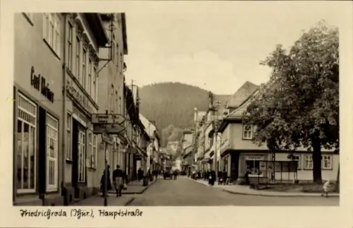 Ak Friedrichroda im Thüringer Wald, Straße mit Häusern, Bäume, Berg im Hintergrund